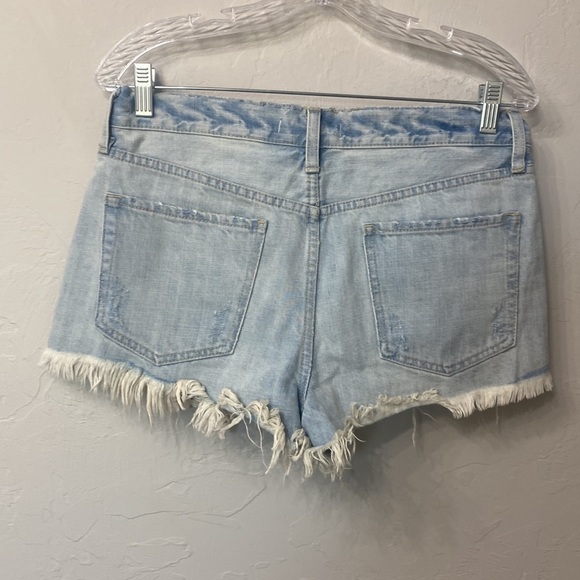 We The Free button fly light wash distressed denim shorts size 29 - Picture 6 of 8